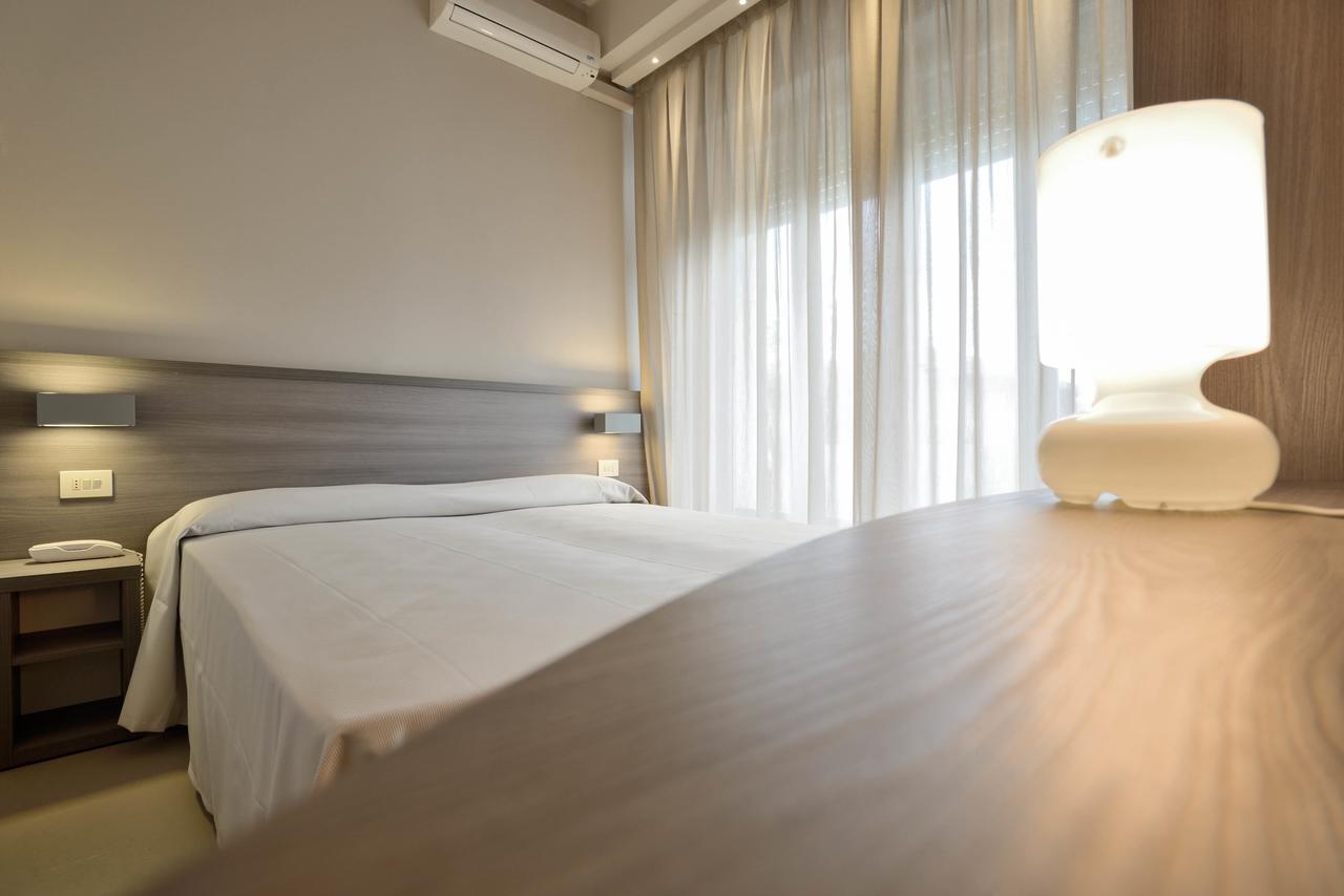 Hotel Crystal 马里纳-迪-皮特拉桑塔 外观 照片