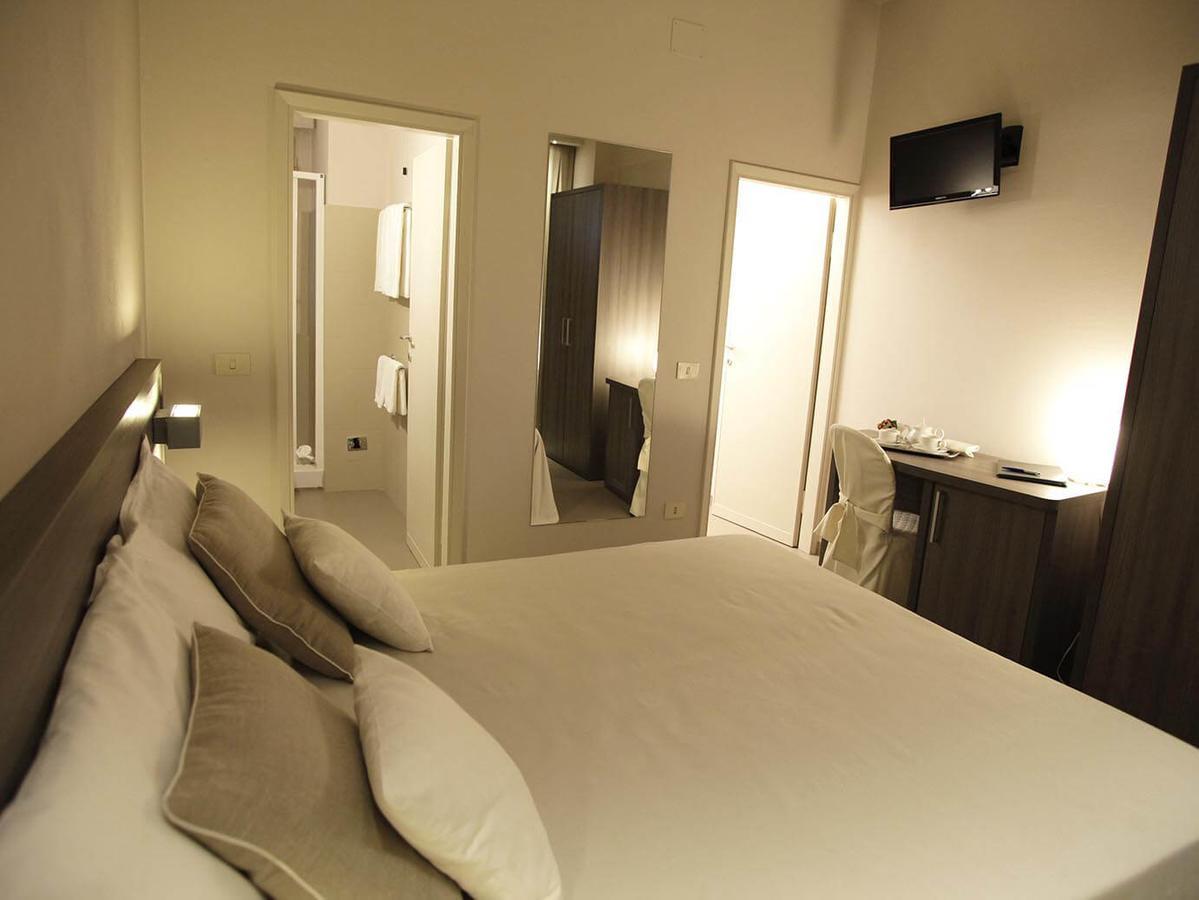 Hotel Crystal 马里纳-迪-皮特拉桑塔 外观 照片