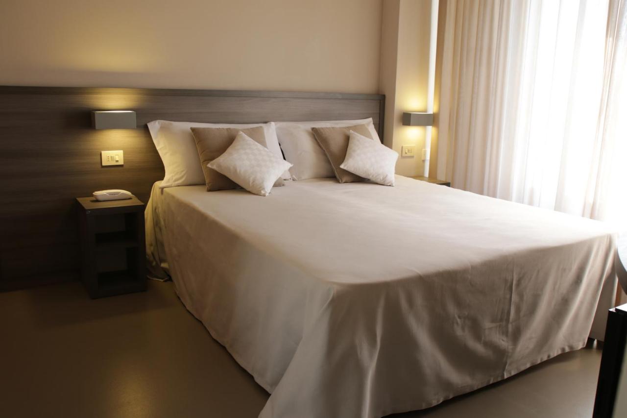 Hotel Crystal 马里纳-迪-皮特拉桑塔 外观 照片