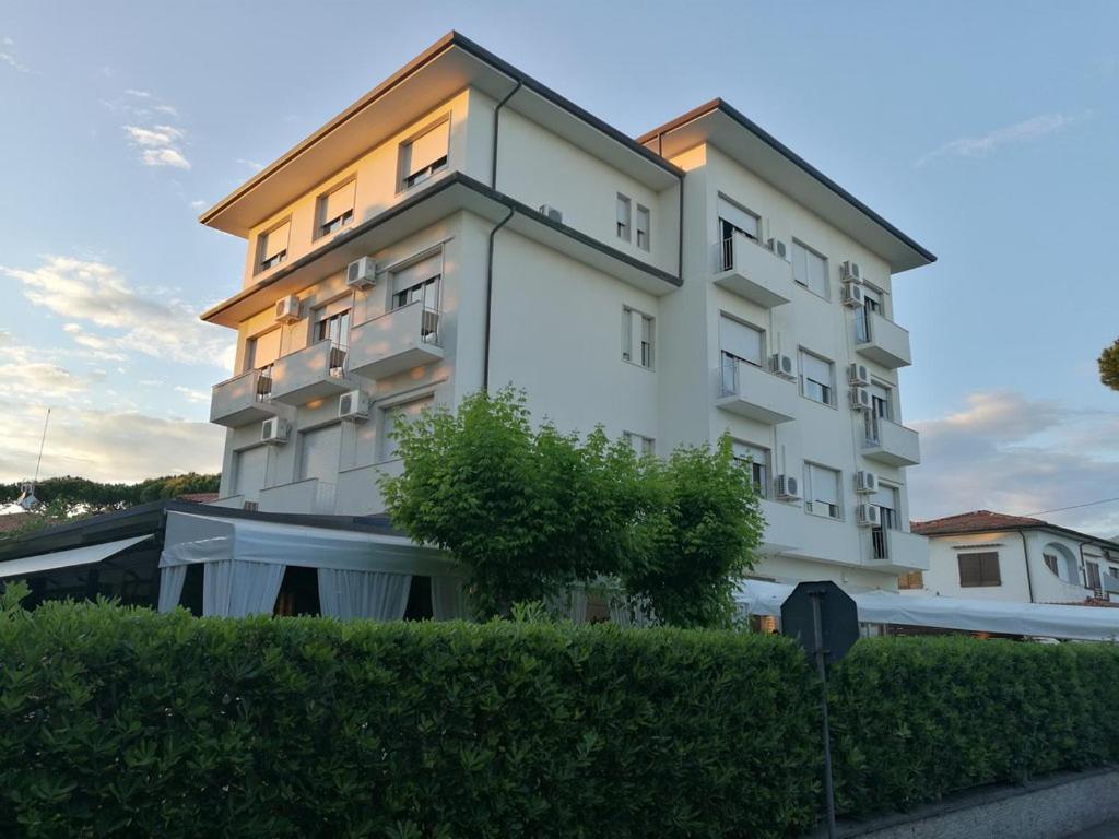 Hotel Crystal 马里纳-迪-皮特拉桑塔 外观 照片